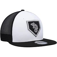 Casquette Snapback New Era Oakland Athletics 2022 Clubhouse Trucker 9FIFTY blanche/noire pour homme