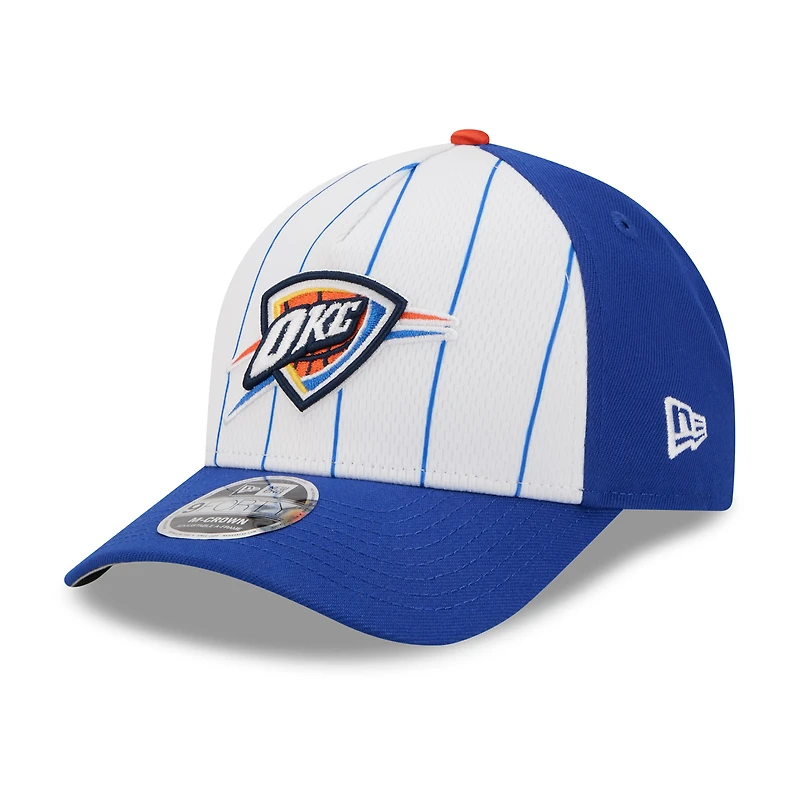 Casquette ajustable New Era blanche/bleue Oklahoma City Thunder 2025 NBA Tip Off M-Crown A-Frame 9FORTY pour homme