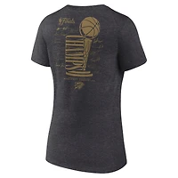 T-shirt col V Fanatics pour femme, couleur anthracite, avec le trophée Signature Roster des champions de la finale NBA 2025 du Thunder d'Oklahoma City.