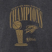 T-shirt col V Fanatics pour femme, couleur anthracite, avec le trophée Signature Roster des champions de la finale NBA 2025 du Thunder d'Oklahoma City.