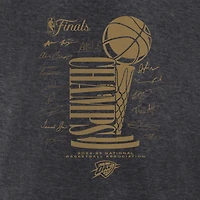 T-shirt col V Fanatics pour femme, couleur anthracite, avec le trophée Signature Roster des champions de la finale NBA 2025 du Thunder d'Oklahoma City.