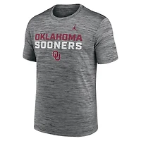 T-shirt Jordan Brand anthracite Oklahoma Sooners Campus Center Stack Velocity Performance pour homme
