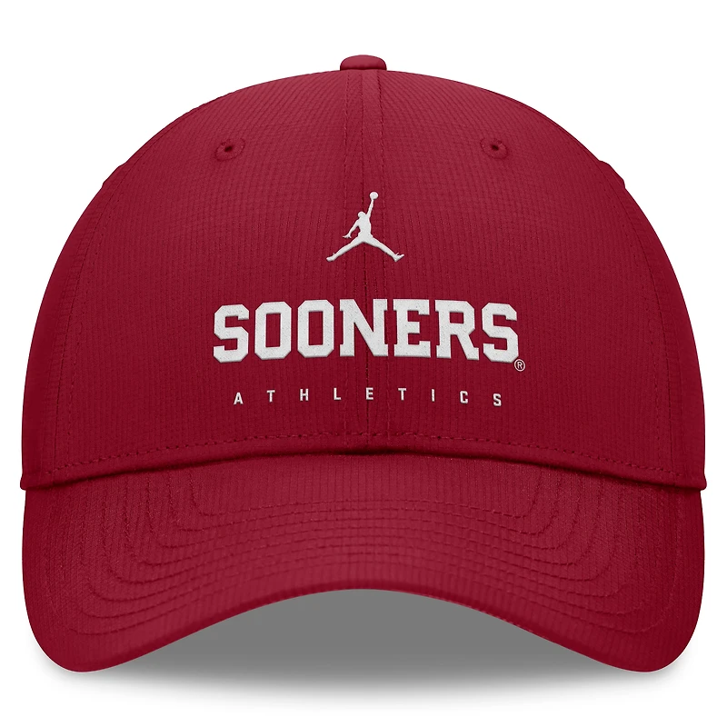 Casquette ajustable Jordan Brand Crimson Oklahoma Sooners 2024/25 On-Field Club Performance pour homme