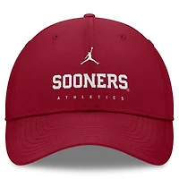 Casquette ajustable Jordan Brand Crimson Oklahoma Sooners 2024/25 On-Field Club Performance pour homme