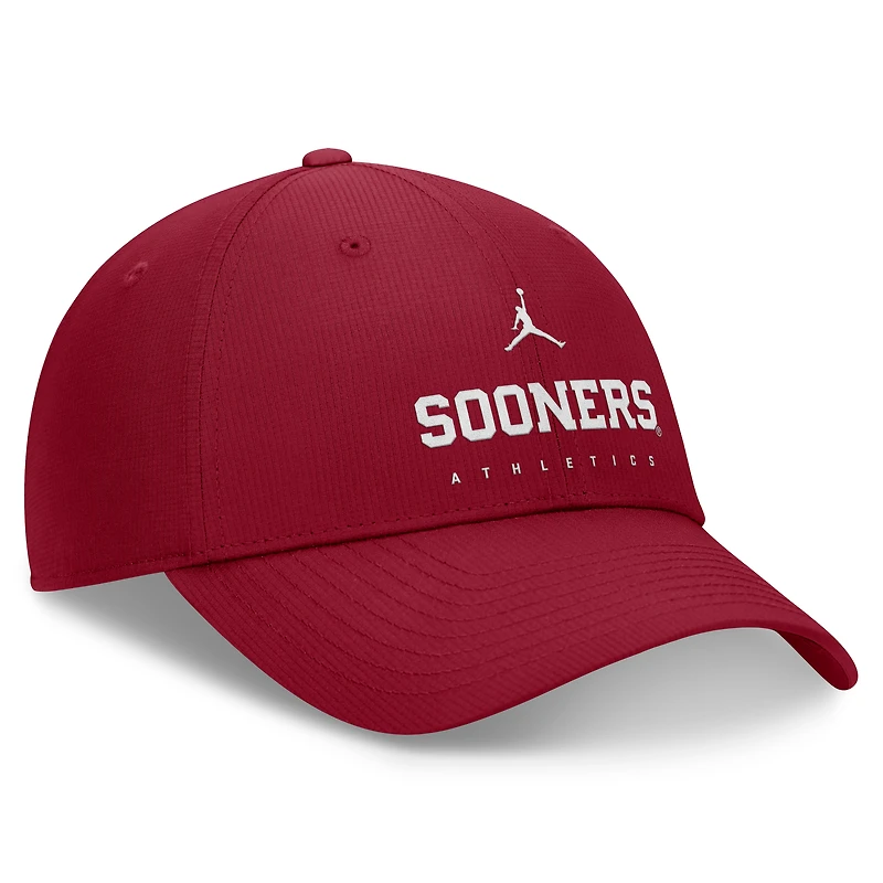 Casquette ajustable Jordan Brand Crimson Oklahoma Sooners 2024/25 On-Field Club Performance pour homme