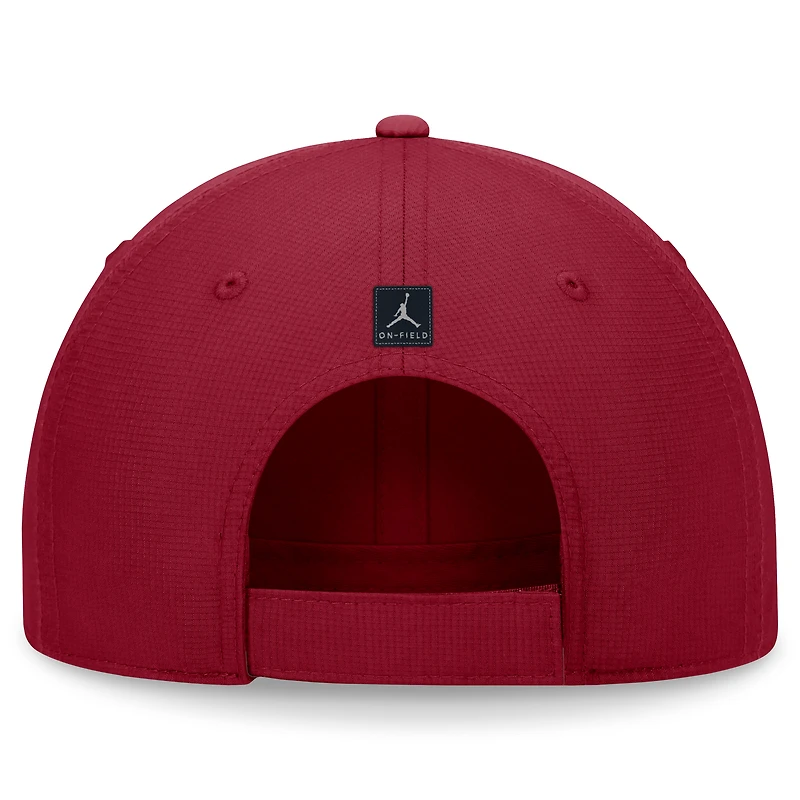 Casquette ajustable Jordan Brand Crimson Oklahoma Sooners 2024/25 On-Field Club Performance pour homme