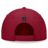Casquette ajustable Jordan Brand Crimson Oklahoma Sooners 2024/25 On-Field Club Performance pour homme