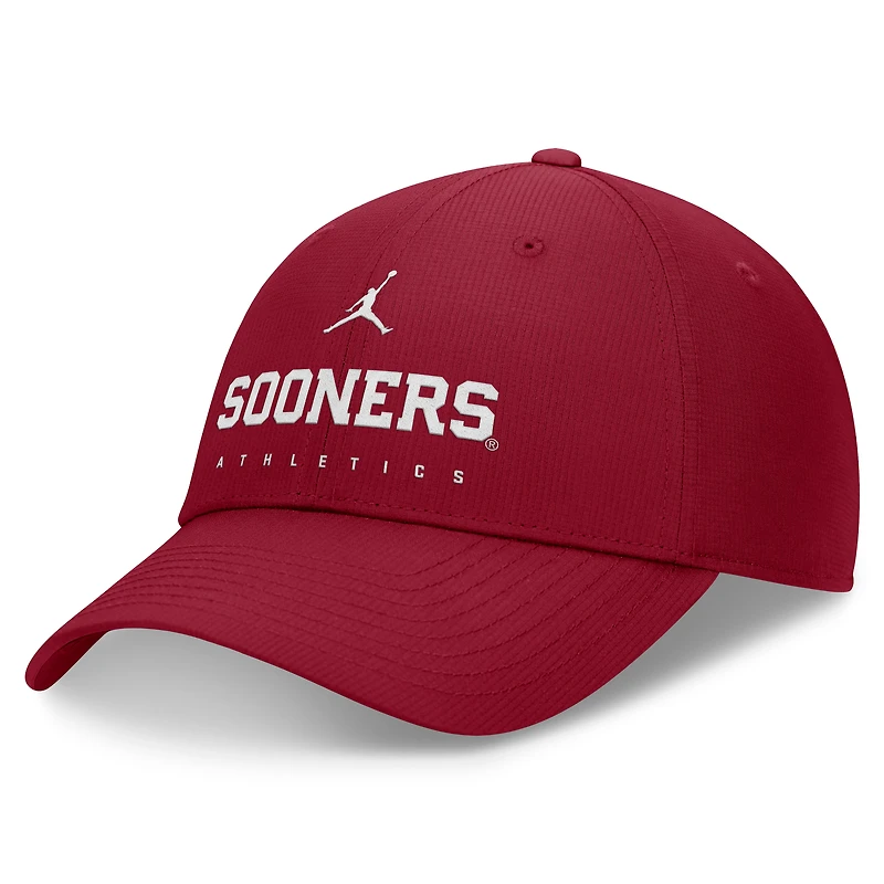 Casquette ajustable Jordan Brand Crimson Oklahoma Sooners 2024/25 On-Field Club Performance pour homme