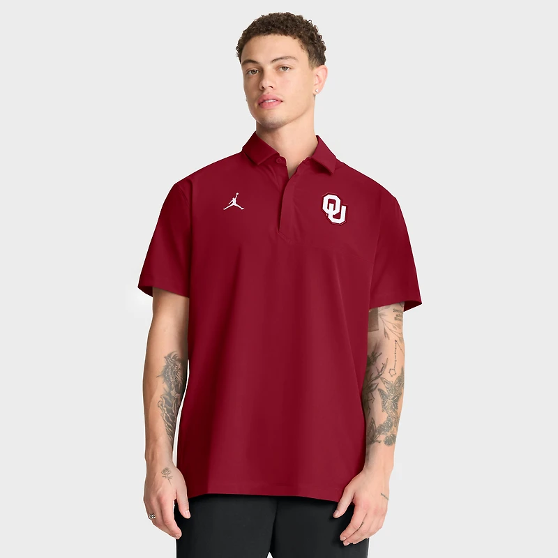 Polo Jordan Brand Crimson pour homme, équipe d'entraîneurs des Sooners de l'Oklahoma 2025