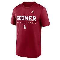 T-shirt Jordan Brand Crimson Oklahoma Sooners 2025 Courtside Basketball Legend Dri-FIT pour homme