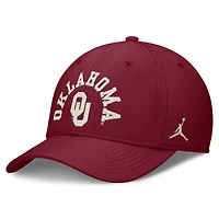 Casquette Jordan Brand Crimson Oklahoma Sooners Campus Prep Chained & Arched Swooshflex Flex pour homme