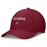 Casquette Jordan Brand Crimson Oklahoma Sooners Rise On-Field SwooshFlex Dri-FIT Flex pour homme
