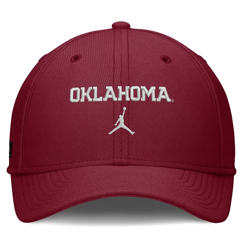 Casquette Jordan Brand Crimson Oklahoma Sooners Rise On-Field SwooshFlex Dri-FIT Flex pour homme