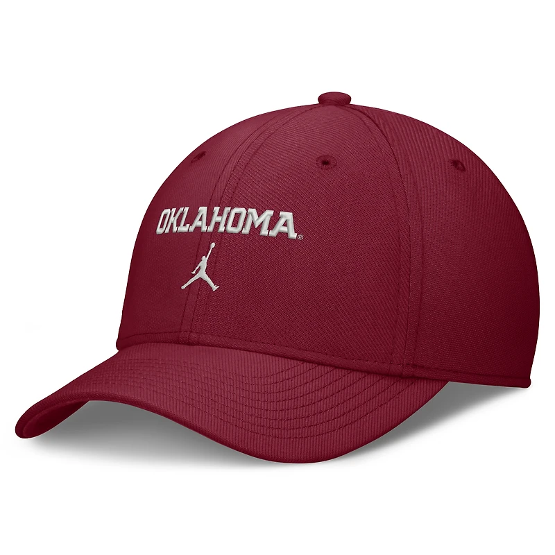 Casquette Jordan Brand Crimson Oklahoma Sooners Rise On-Field SwooshFlex Dri-FIT Flex pour homme