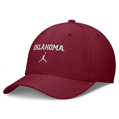 Casquette Jordan Brand Crimson Oklahoma Sooners Rise On-Field SwooshFlex Dri-FIT Flex pour homme