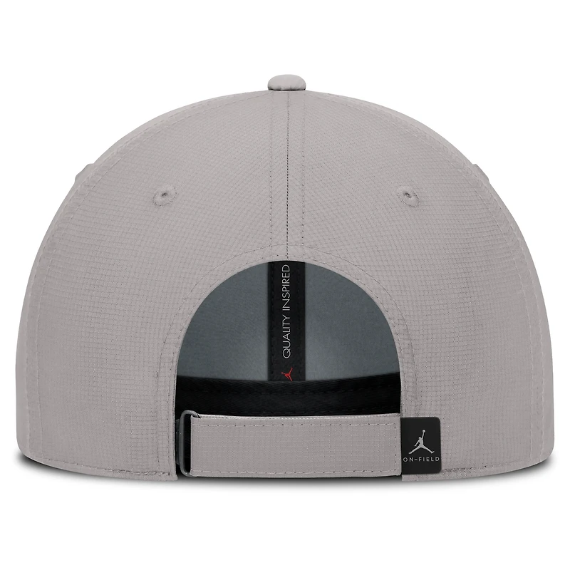 Casquette ajustable Jordan Brand grise pour homme, édition 2025 des Oklahoma Sooners, On-Field Gameday Club