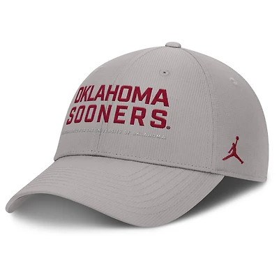 Casquette ajustable Jordan Brand grise pour homme, édition 2025 des Oklahoma Sooners, On-Field Gameday Club