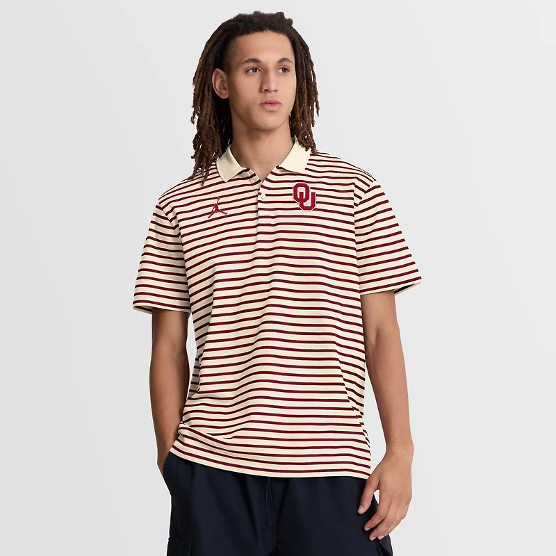 Polo Dri-FIT rayé pour homme Jordan Brand, beige/cramoisi, logo principal des Sooners de l'Oklahoma