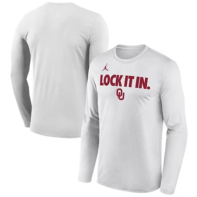 T-shirt à manches longues Jordan Brand blanc Oklahoma Sooners 2026 pour homme, porté sur le banc de touche.