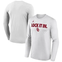 T-shirt à manches longues Jordan Brand blanc Oklahoma Sooners 2026 pour homme, porté sur le banc de touche.