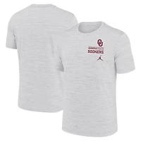 T-shirt Jordan Brand blanc pour homme, modèle Velocity Stacked Performance des Oklahoma Sooners