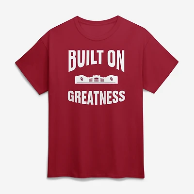 T-shirt de supporter pour homme, logo athlétique, couleur cramoisi, Oklahoma Sooners 2026 Softball, « Built on Greatness »