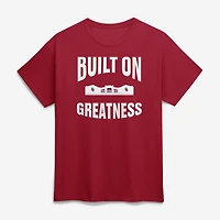T-shirt de supporter pour homme, logo athlétique, couleur cramoisi, Oklahoma Sooners 2026 Softball, « Built on Greatness »