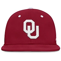 Casquette ajustée Nike Crimson Oklahoma Sooners On-Field Dugout True Performance pour homme
