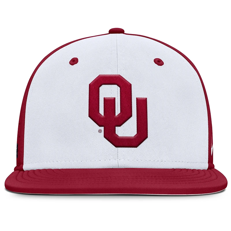 Casquette ajustée Nike True Performance On-Field Dugout des Oklahoma Sooners pour homme, blanche/cramoisie