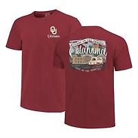 T-shirt confort pour femme Crimson Oklahoma Sooners, couleurs du campus, avec inscription « Scène de campus »