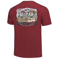 T-shirt confort pour femme Crimson Oklahoma Sooners, couleurs du campus, avec inscription « Scène de campus »