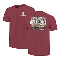 T-shirt jeunesse Crimson Oklahoma Sooners - Scène locale du campus