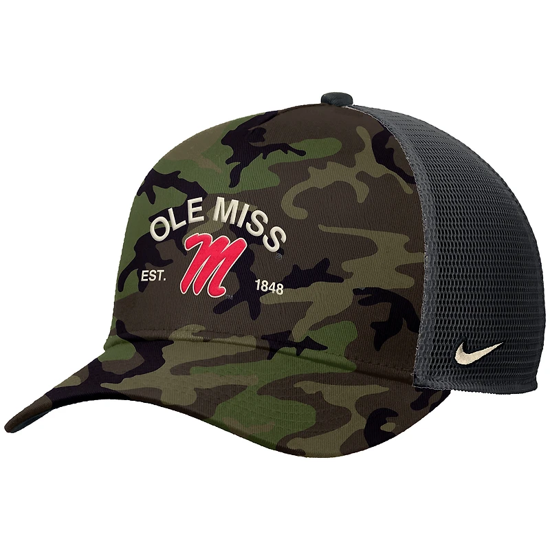Casquette de camionneur ajustable Nike Camo Ole Miss Rebels 2025 Military Appreciation Rise pour homme