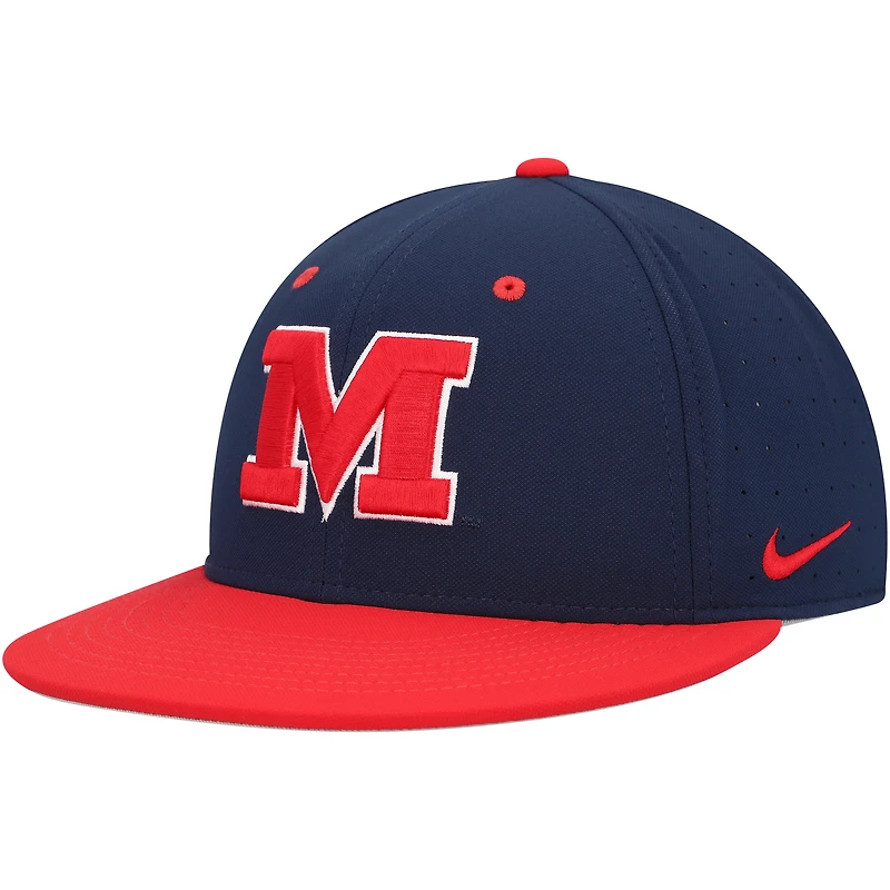 Casquette ajustée Nike Ole Miss Rebels Aero True Baseball Performance pour homme, bleu marine