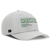 Casquette ajustable Nike grise Oregon Ducks 2025 Sideline Dust Pinched Rise pour homme