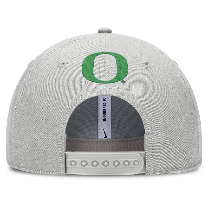 Casquette ajustable Nike grise Oregon Ducks 2025 Sideline Dust Pinched Rise pour homme
