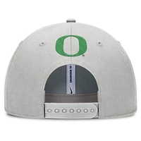 Casquette ajustable Nike grise Oregon Ducks 2025 Sideline Dust Pinched Rise pour homme