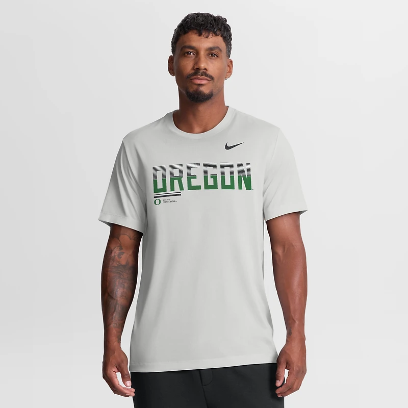 T-shirt Nike Dri-FIT gris pour homme, modèle Sideline Legend des Oregon Ducks.