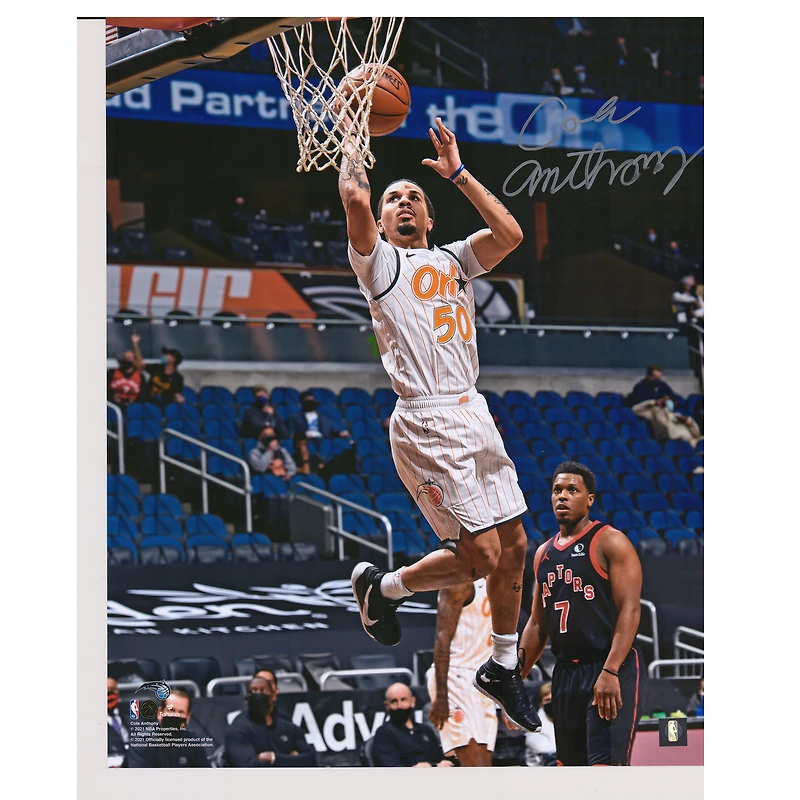 Photographie autographiée de Cole Anthony Orlando Magic 16" x 20" Layup en maillot blanc