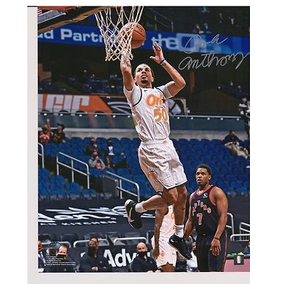 Photographie autographiée de Cole Anthony Orlando Magic 16" x 20" Layup en maillot blanc