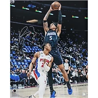 Photographie autographiée de 16" x 20" de Paolo Banchero pour le match Dunk contre les Detroit Pistons entre les Orlando Magic et les Detroit Pistons