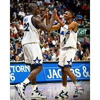 Photographie non signée de Penny Hardaway et Shaquille O'Neal lors la célébration du tournoi Hardwood Classics d'Orlando Magic
