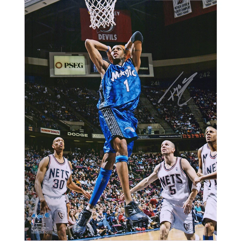 Photographie autographiée de 16" x 20" de Tracy McGrady, dunk à deux mains contre les Nets du New Jersey