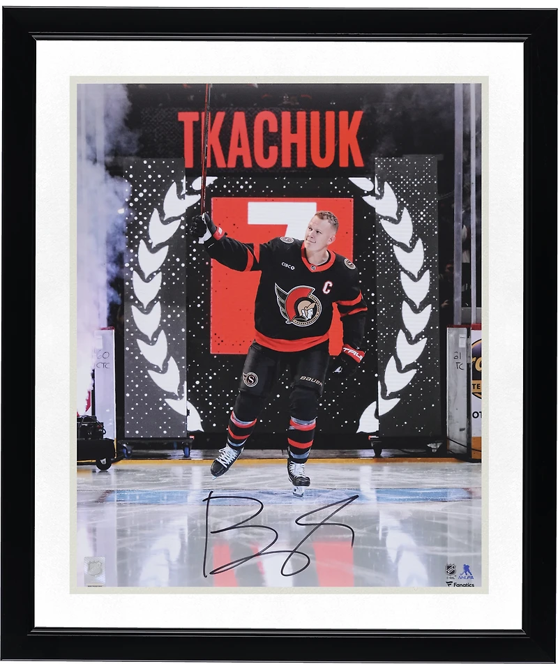 Photo autographiée de Brady Tkachuk, joueur des Sénateurs d'Ottawa, prise avant le match et saluant la foule (40,6 x 50,8 cm).