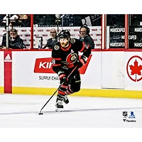 Photographie non signée de Claude Giroux des Sénateurs d'Ottawa patinant avec son maillot noir