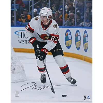 Photographie autographiée de 16" x 20" de Jake Sanderson, maillot blanc des Sénateurs d'Ottawa, pour ses débuts dans la LNH