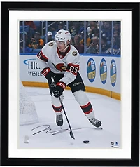 Photo autographiée de Jake Sanderson, des Sénateurs d'Ottawa, lors de ses débuts en LNH (40,6 x 50,8 cm) : chandail blanc.