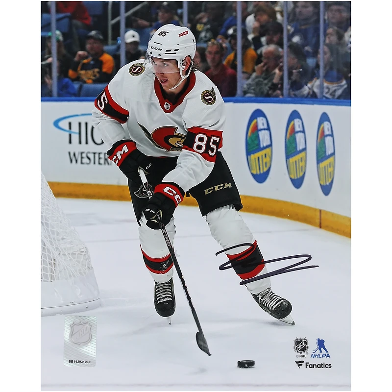 Photographie autographiée de 8" x 10" de Jake Sanderson, maillot blanc des Sénateurs d'Ottawa, pour ses débuts dans la LNH
