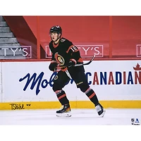 Photo autographiée de Tim Stützle, des Sénateurs d'Ottawa, lors de ses débuts dans la LNH (40,6 x 50,8 cm).