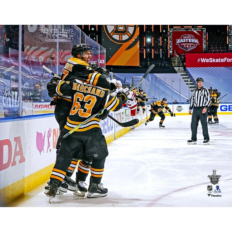 Photographie non signée de Patrice Bergeron, Bruins Boston, match 1 des séries éliminatoires la Coupe Stanley 2020 contre les Hurricanes Caroline, célébration du but gagnant en prolongation